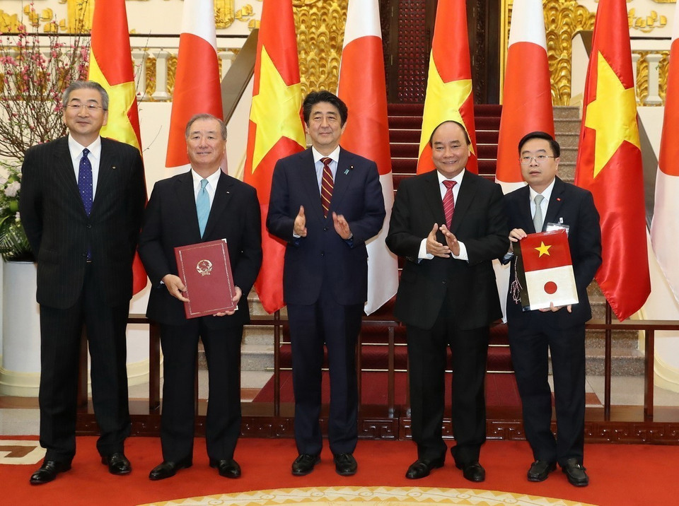 Thủ tướng Abe Shinzo và Thủ tướng Nguyễn Xuân Phúc chứng kiến việc trao đổi Thỏa thuận cổ đông chiến lược giữa Tập đoàn Dệt may Việt Nam và Công ty Itochu, trong chuyến thăm chính thức Việt Nam (Hà Nội, 16/1/2017). (Ảnh: Thống Nhất/TTXVN)