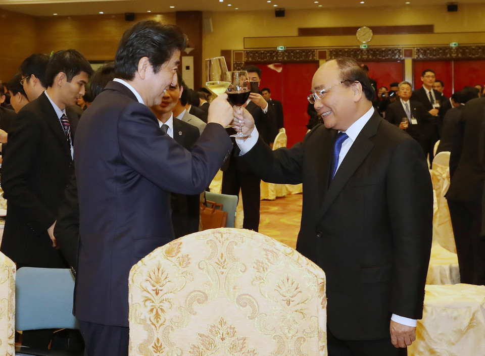 Tối 16/1/2017, tại Hà Nội, Thủ tướng Nguyễn Xuân Phúc chiêu đãi trọng thể Thủ tướng Abe Shinzo thăm chính thức Việt Nam. (Ảnh: Thống Nhất/TTXVN)