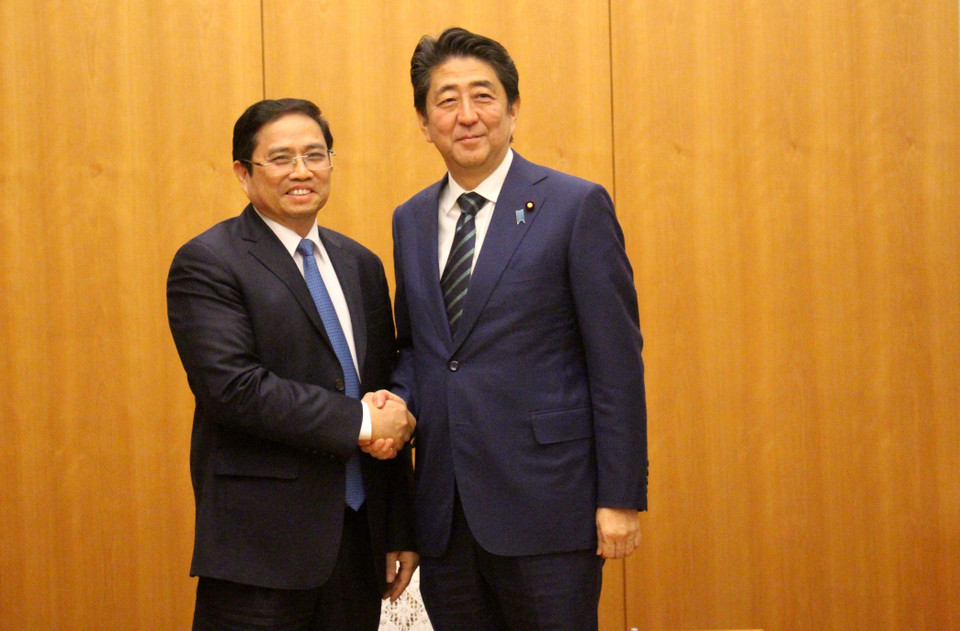 Thủ tướng Abe Shinzo tiếp ông Phạm Minh Chính, Ủy viên Bộ Chính trị, Bí thư Trung ương Đảng, Trưởng Ban Tổ chức Trung ương, Chủ tịch Nhóm nghị sỹ hữu nghị Việt Nam-Nhật Bản thăm, làm việc tại Nhật Bản (Tokyo, 30/11/2016). (Ảnh: Thành Hữu/TTXVN)