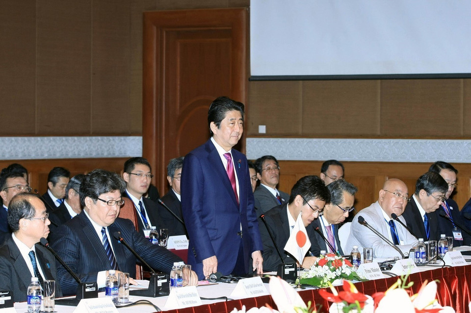 Thủ tướng Abe Shinzo phát biểu tại Tọa đàm doanh nghiệp Việt Nam-Nhật Bản, trong chuyến thăm chính thức Việt Nam (Hà Nội, 17/1/2017). (Ảnh: Phạm Kiên/TTXVN)