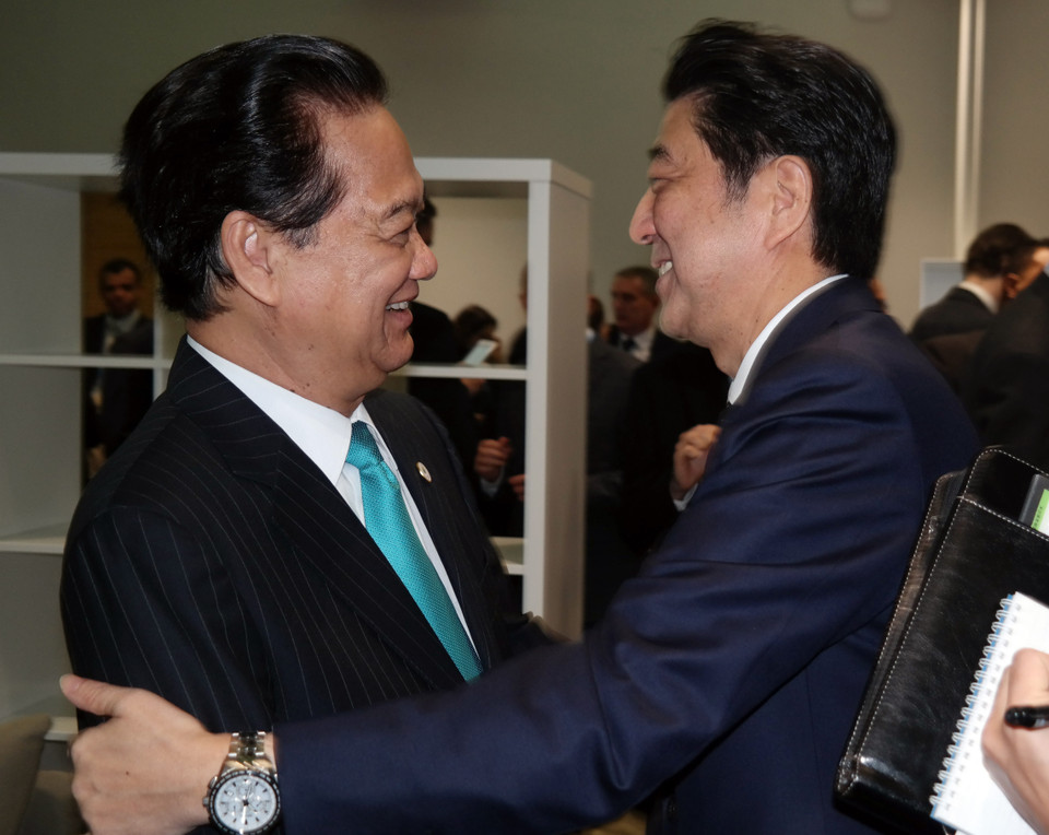 Bên lề Hội nghị lần thứ 21 Công ước khung của Liên hợp quốc về Biến đổi khí hậu (COP21) ở Paris, ngày 1/12/2015, Thủ tướng Nguyễn Tấn Dũng gặp Thủ tướng Abe Shinzo. (Ảnh: TTXVN phát)