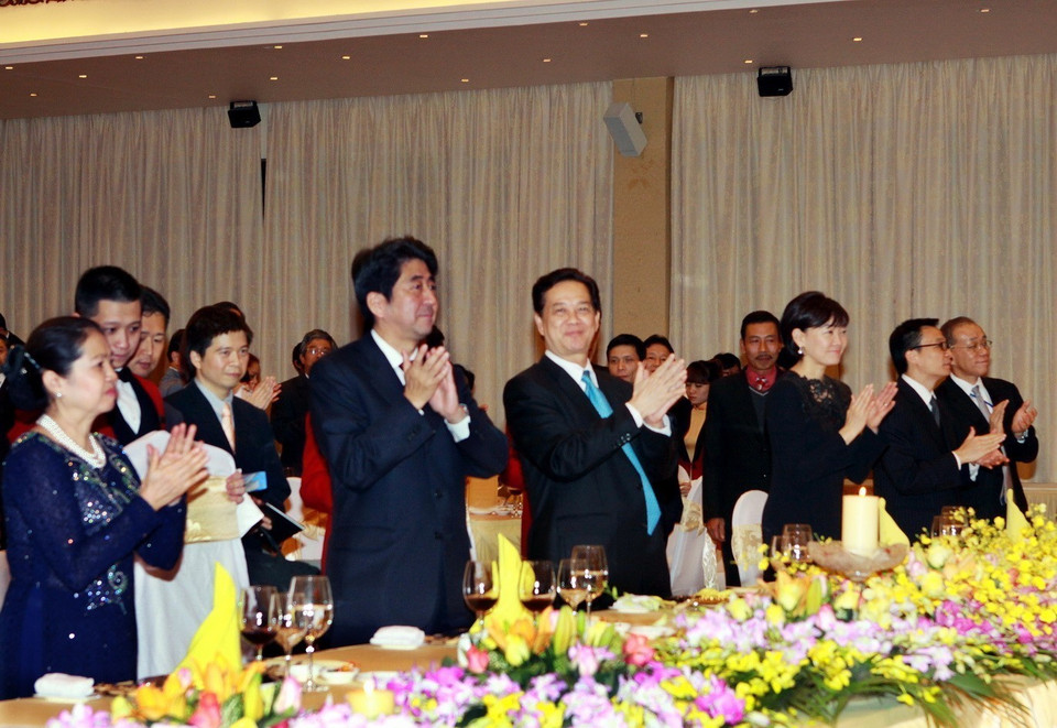 Tối 16/1/2013, Thủ tướng Nguyễn Tấn Dũng và Phu nhân tổ chức chiêu đãi trọng thể Thủ tướng Abe Shinzo và Phu nhân thăm chính thức Việt Nam. (Ảnh: Nguyễn Dân/TTXVN)