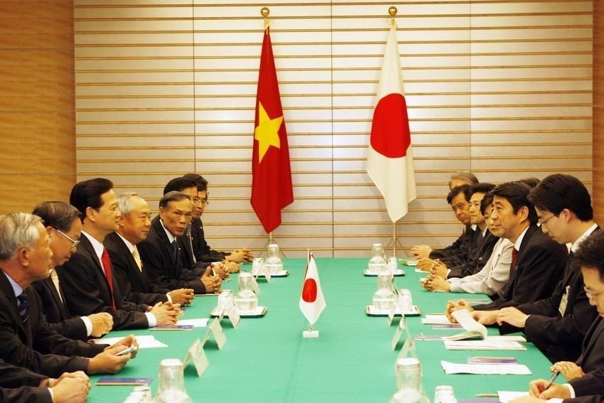 Thủ tướng Abe Shinzo hội đàm với Thủ tướng Nguyễn Tấn Dũng thăm chính thức Nhật Bản (Tokyo, 19/10/2006). (Ảnh: Đức Tám/TTXVN)