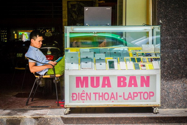 iPhone là ngôi sao cầm đồ? - Phố Đặng Dung ở trung tâm Hà Nội, thủ đô của Việt Nam. Một cửa hàng cầm đồ trên phố này, mặt hàng cầm đồ ở cừa hàng này hầu hết là các thiết bị của Apple: IPhone và iPad.