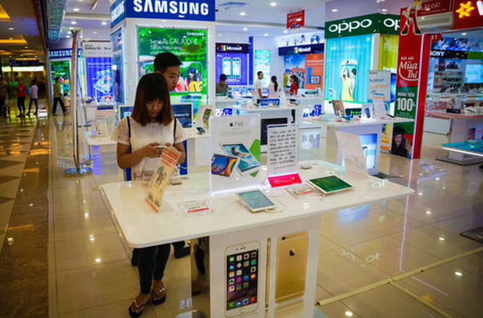 Thị trường di động đang bùng nổ - Theo Strategy Analytics, hơn một nửa số điện thoại di động thông minh bán ra tại Việt Nam trong quý đầu tiên của năm nay đến từ Apple và Samsung, Việt Nam ngày nay là thị trường điện thoại di động lớn thứ 11 thế giới về khối lượng tiêu thụ.