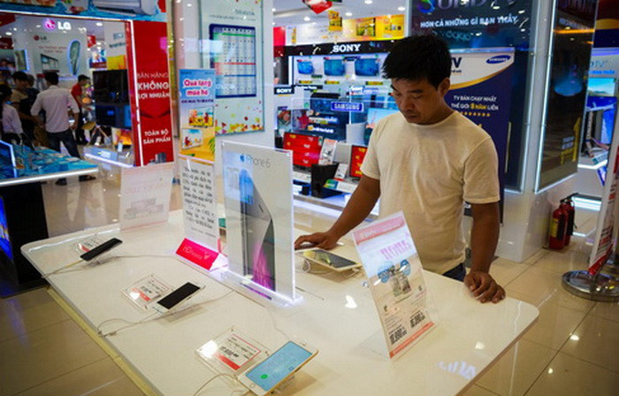 Lớn hơn và lớn hơn - Giám đốc điều hành Apple Tim Cook đã chỉ ra nhu cầu iPhone tăng mạnh tại Việt Nam mặc dù thực tế không có một cửa hàng Apple Store chính thức nào ở nước này và thực tế iPhone ở Việt Nam cũng không hề rẻ.