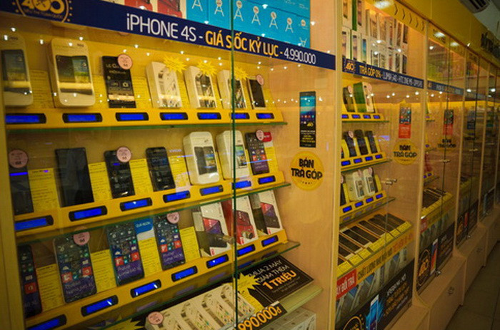 iPhone 4S cho tất cả mọi người - iPhone cũ như iPhone 4 (2011) của iPhone 4S (2010) vẫn còn phổ biến ở Việt Nam, nơi nhiều người có mức thu nhập ít hơn 150 USD/tháng. Trong cửa hàng TheGioididong tại Hà Nội, một chuỗi cửa hàng điện thoại phổ biến ở Việt Nam, các mẫu điện thoại iPhone 4S 8GB được bày bán với giá 4.990.000 đồng hoặc 229 USD.