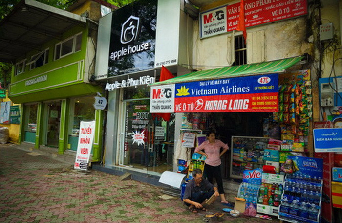 Apple House - Gần như ở tất cả các khu vực ở Hà Nội đều có một cửa hàng chào bán iPhone hoặc ít nhất là sử dụng logo của Apple để thu hút khách hàng. Và mọi người ở Việt Nam dùng logo Apple trên tất cả mọi thứ, từ mũ bảo hiểm xe máy đến áo khoác.