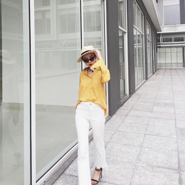 Những màu sắc tươi sáng cũng được Angela Phương Trinh tích cực lăng xê. Nữ diễn viên mix sơmi màu vàng mù tạt cùng quần ống vẩy trắng, kết hợp mũ phớt và sandals cao gót để làm bật lên cá tính trẻ trung.