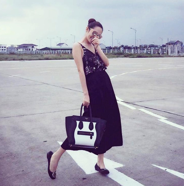 Với bộ trang phục ngập tràn sắc tối, chiếc túi Céline phối màu đen trắng đã trở thành điểm nhấn hoàn hảo, giúp Bảo Anh trở nên rạng rỡ hơn.