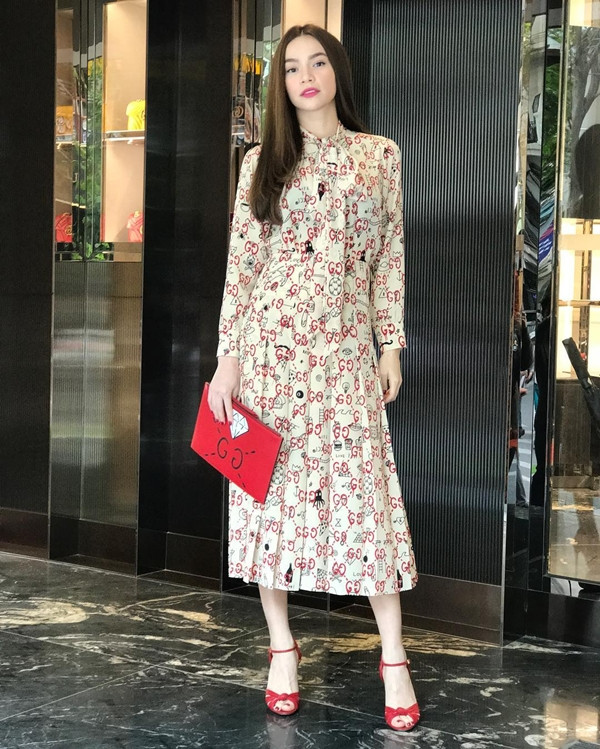 Hồ Ngọc Hà hết mực thanh lịch với mẫu đầm cổ nơ của nhà mốt Gucci. Giọng ca 'Gửi người yêu cũ' kết hợp ăn ý mẫu đầm in họa tiết GucciGhost với giày cao gót và clutch đỏ từ cùng thương hiệu.