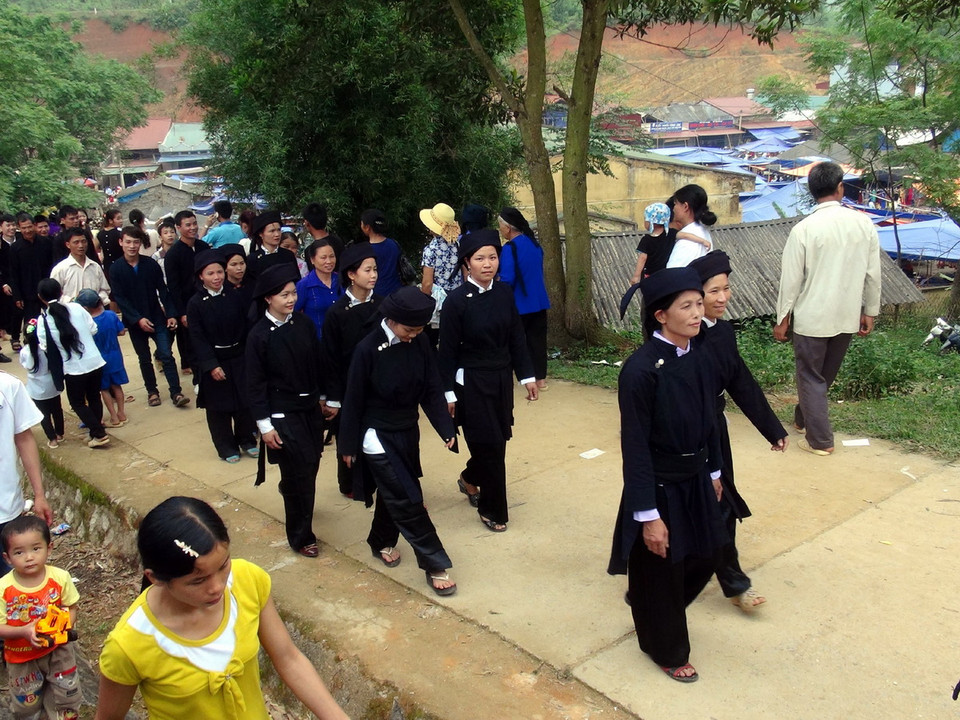 Ngay từ sáng sớm, các chàng trai, cô gái dân tộc Tày, Nùng đã cùng nhau xuống chợ. (Ảnh: Đức Hiếu/TTXVN) 