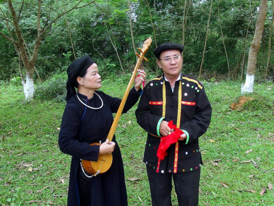  Có đôi lại tìm ra một khoảng trời riêng để trao nhau những câu hát giao duyên, điệu then, lượn tại chợ tình Xuân Dương. (Ảnh: Đức Hiếu/TTXVN)