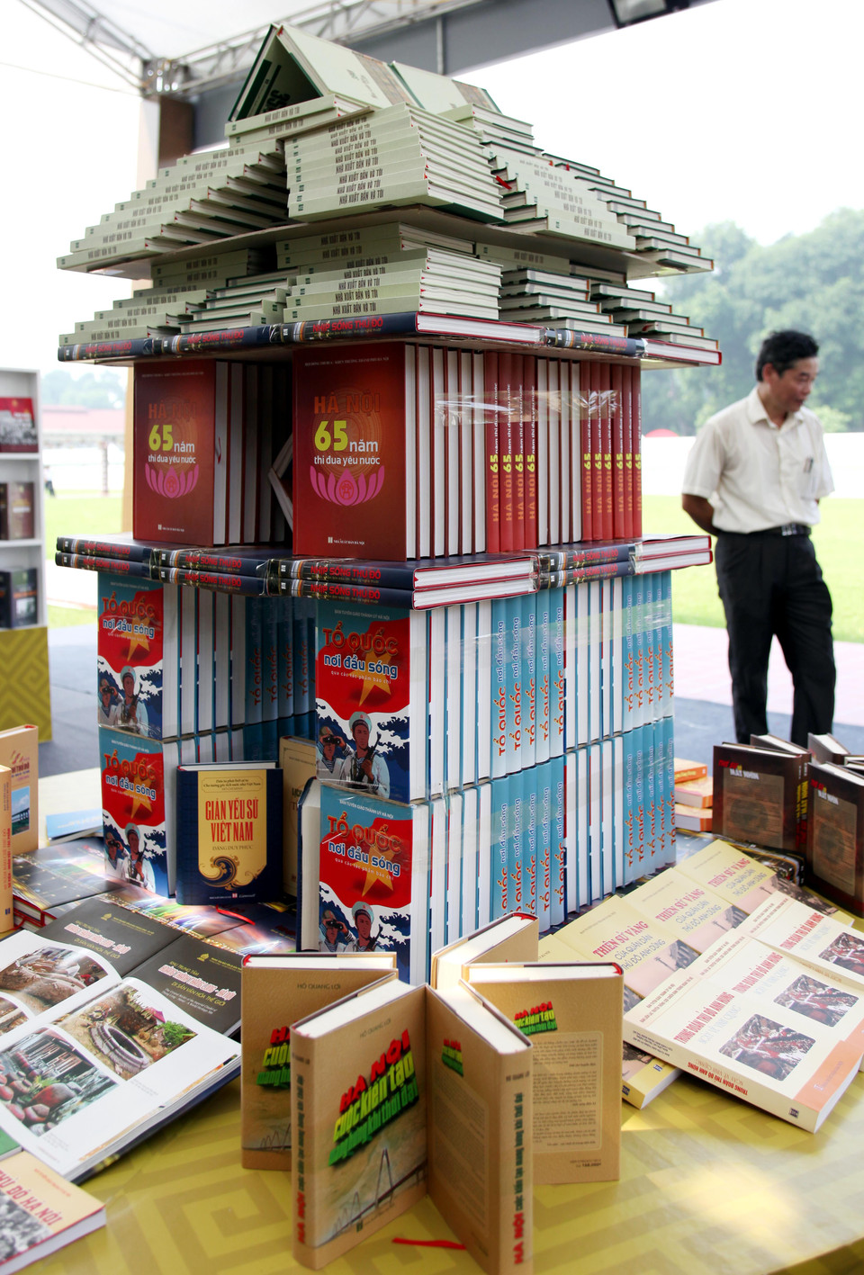 Mô hình sách trong chuyên đề Hà Nội-Thủ đô văn hiến, anh hung, vì hòa bình do Nhà xuất bản Hà Nội thực hiện. (Ảnh: Doãn Đức/Vietnam+)