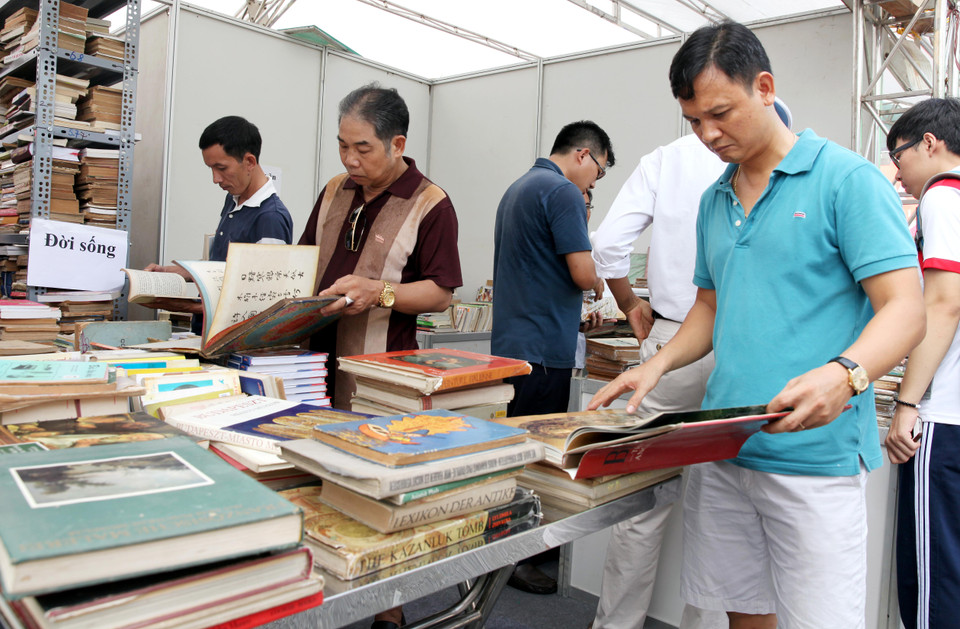 Trong khuôn khổ hội sách, ban tổ chức phát động các đơn vị tham gia và độc giả ủng hộ, quyên tặng sách cho các thư viện trường học, các điểm bưu điện văn hóa xã khó khăn trên địa bàn Thủ đô và các chiến sỹ, nhân dân huyện đảo Trường Sa. (Ảnh: Doãn Đức/Vietnam+)