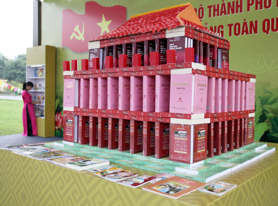 Mô hình sách trong chuyên đề ‘Đảng-Bác Hồ’ do Nhà xuất bản Chính trị Quốc gia – Sự thật thực hiện. (Ảnh: Doãn Đức/Vietnam+)