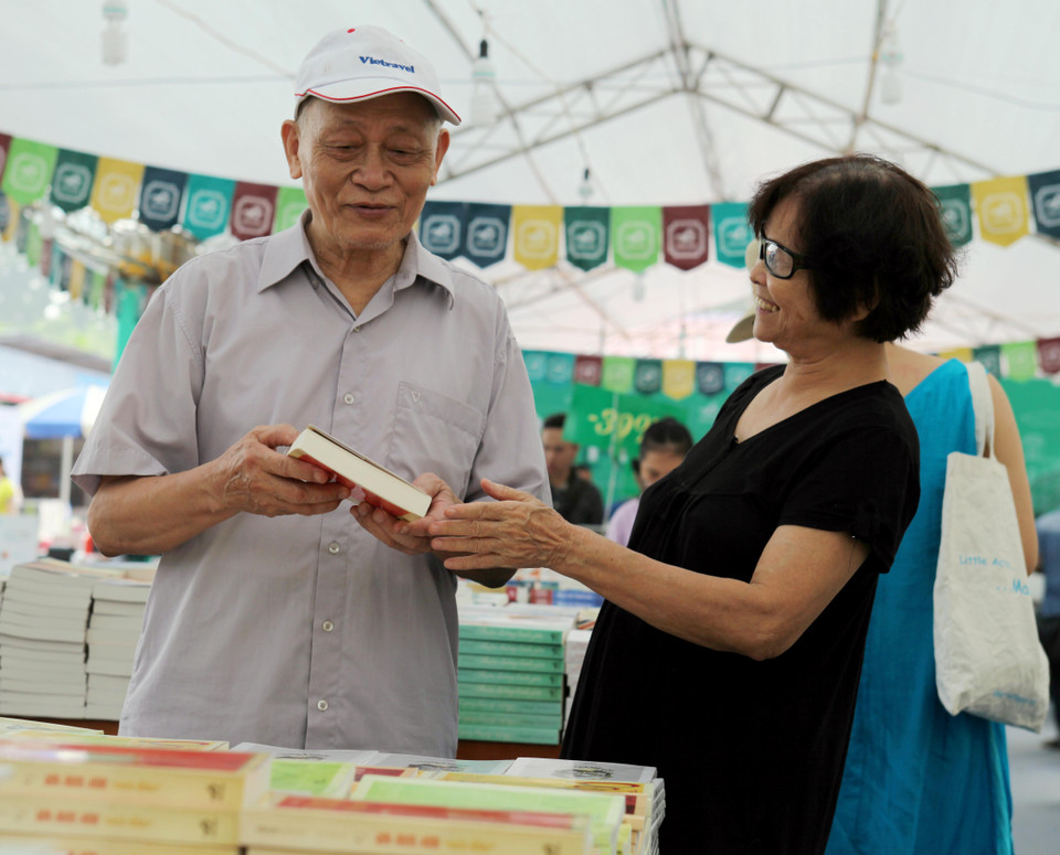 Để tri ân bạn đọc đã đồng hành cùng ngành xuất bản trong thời gian qua, các đơn vị tham gia chương trình sẽ thực hiện chương trình bán giảm giá , khuyến mại trừ phần trăm phí phát hành trên các loại xuất bản phẩm. (Ảnh: Doãn Đức/Vietnam+)