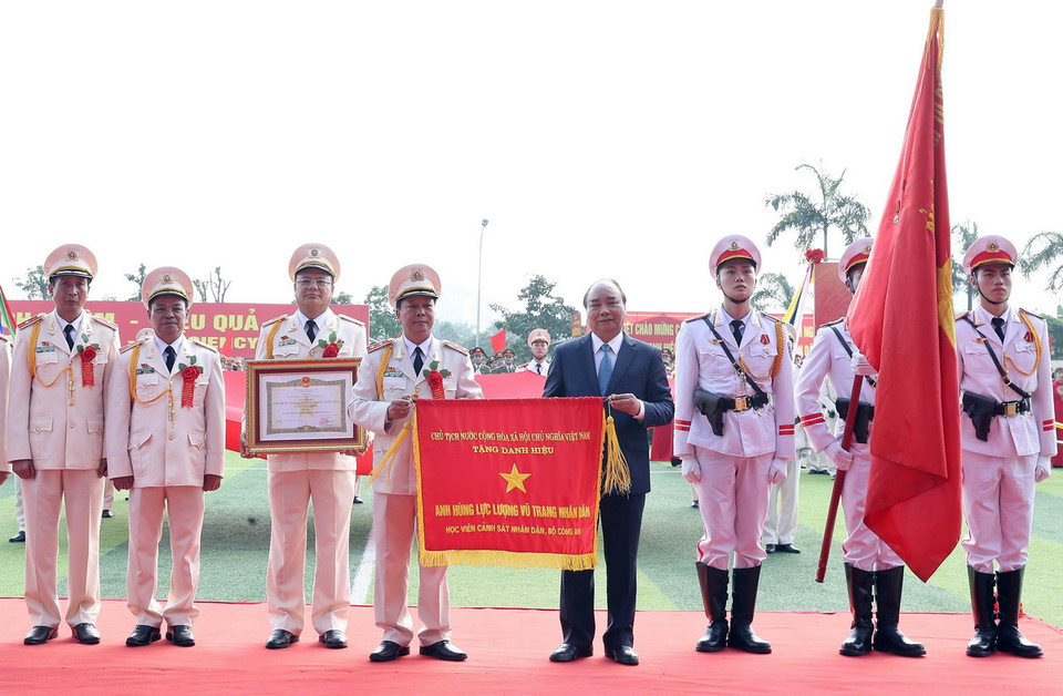 Thủ tướng Nguyễn Xuân Phúc trao danh hiệu Anh hùng Lực lượng vũ trang nhân dân thời kỳ kháng chiến chống Mỹ cứu nước của Chủ tịch nước tặng Học viện Cảnh sát nhân dân (Bộ Công an). (Ảnh: Thống Nhất/TTXVN)