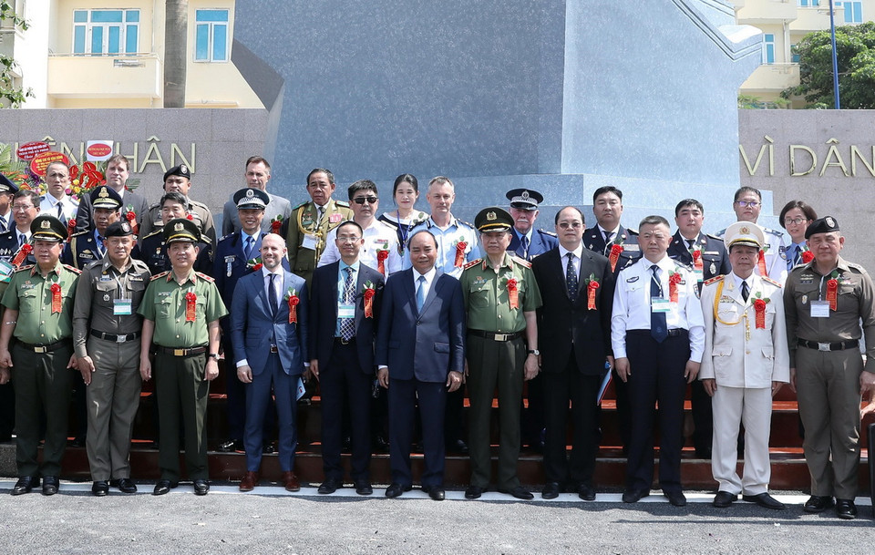 Thủ tướng Nguyễn Xuân Phúc và các đại biểu tham dự lễ kỷ niệm. (Ảnh: Thống Nhất/TTXVN)