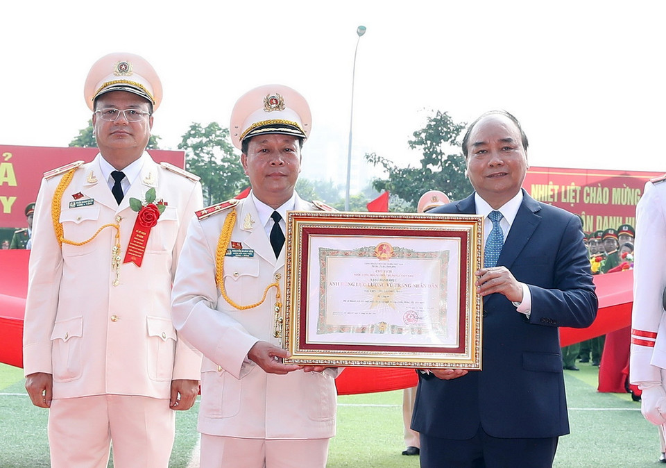 Thủ tướng Nguyễn Xuân Phúc trao danh hiệu Anh hùng Lực lượng vũ trang nhân dân thời kỳ kháng chiến chống Mỹ cứu nước của Chủ tịch nước tặng Học viện Cảnh sát nhân dân (Bộ Công an). (Ảnh: Thống Nhất/TTXVN)