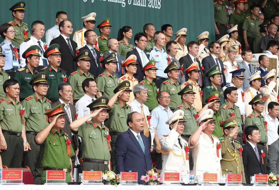 Thủ tướng Nguyễn Xuân Phúc và các vị đại biểu thực hiện nghi thức chào cờ. (Ảnh: Thống Nhất/TTXVN)