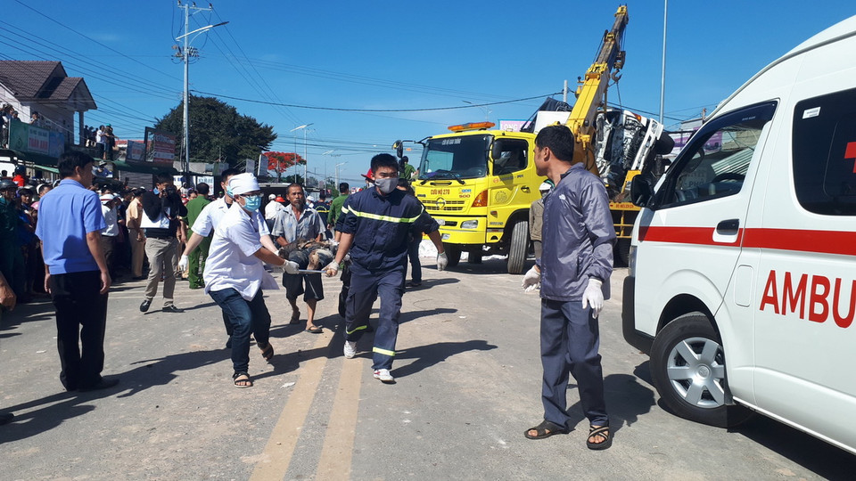 Khẩn trương cấp cứu nạn nhân vụ tai nạn. (Ảnh: Chu Quốc Hùng/TTXVN)