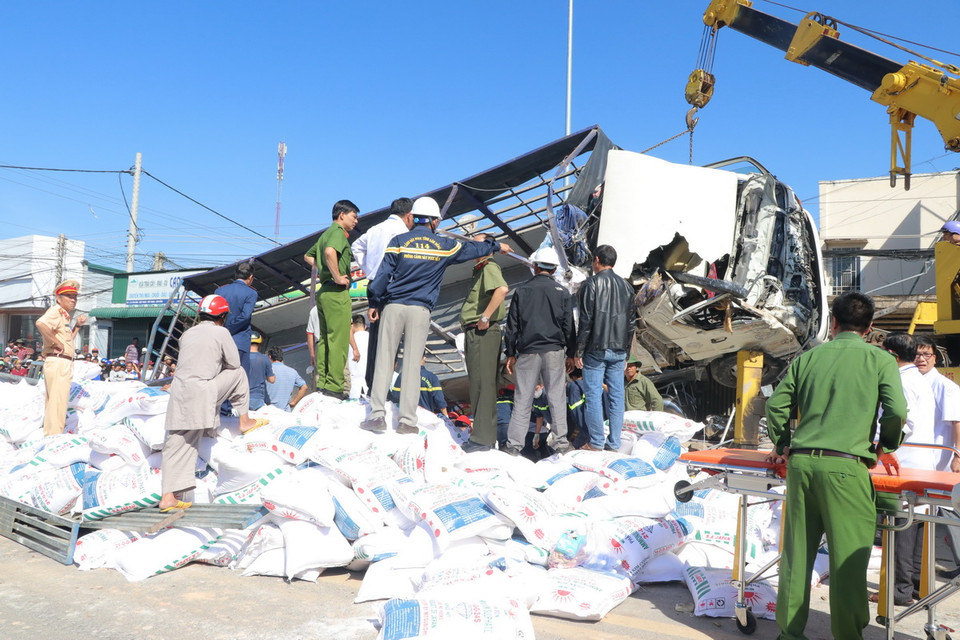 Lực lượng cứu hộ phải sử dụng các xe cẩu nâng chiếc xe gây tai nạn lên để đưa các thi thể nạn nhân ra ngoài. (Ảnh:Đặng Anh Tuấn/TTXVN) 
