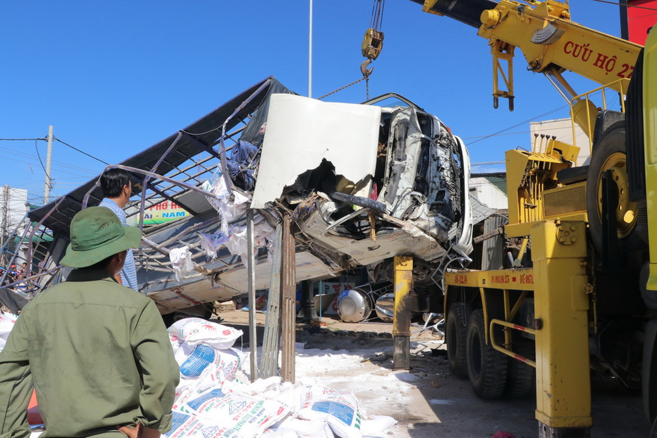 Hiện trường vụ tai nạn đang được lực lượng chức năng tỉnh Lâm Đồng xử lý khẩn trương để đưa các nạn nhân ra ngoài. (Ảnh: Đặng Anh Tuấn/TTXVN)