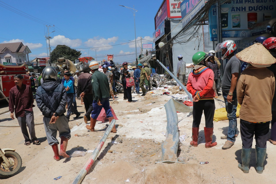 Các trụ đèn giao thông bị xe gây tai nạn đâm đổ hàng loạt. (Ảnh: Chu Quốc Hùng/TTXVN) 