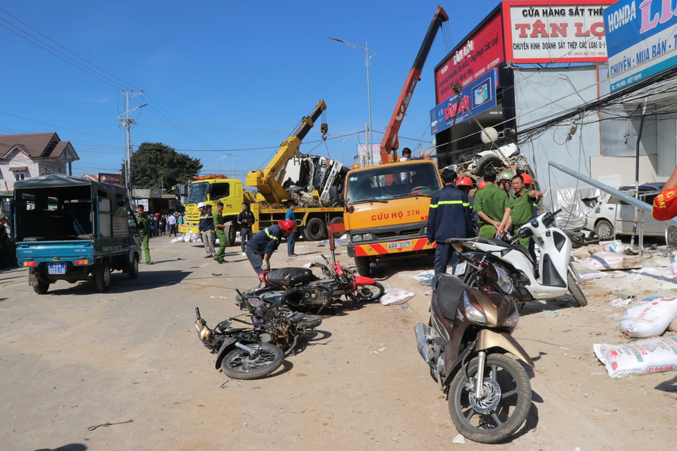 Hiện trường vụ tai nạn đang được lực lượng chức năng tỉnh Lâm Đồng xử lý khẩn trương để đưa các nạn nhân ra ngoài. (Ảnh: Đặng Anh Tuấn/TTXVN)