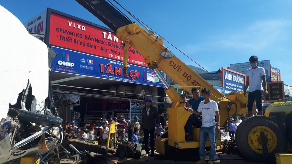 Hiện trường vụ tai nạn đang được lực lượng chức năng tỉnh Lâm Đồng xử lý khẩn trương để đưa các nạn nhân ra ngoài. (Ảnh: Đặng Anh Tuấn/TTXVN)