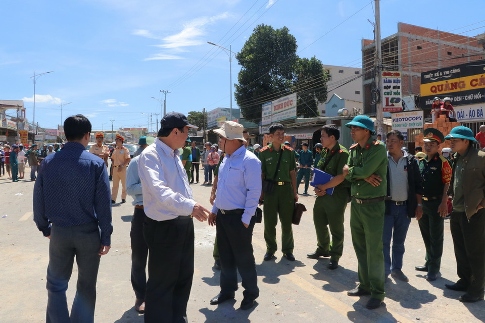 Lãnh đạo tỉnh Lâm Đồng trực tiếp chỉ huy cứu hộ vụ tai nạn giao thông. (Ảnh: Chu Quốc Hùng/TTXVN) 