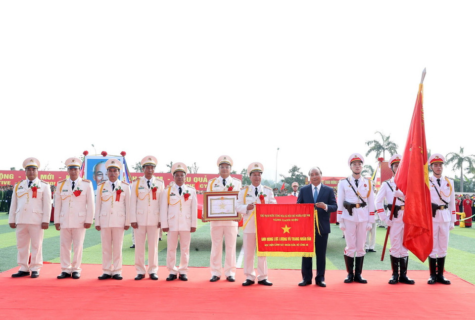 Thủ tướng Nguyễn Xuân Phúc trao danh hiệu Anh hùng Lực lượng vũ trang nhân dân thời kỳ kháng chiến chống Mỹ cứu nước của Chủ tịch nước tặng Học viện Cảnh sát nhân dân (Bộ Công an). (Ảnh: Thống Nhất/TTXVN)