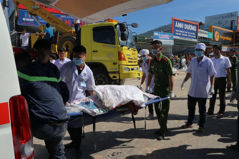 Khẩn trương đưa các nạn nhân tới bệnh viện. (Ảnh: Đặng Anh Tuấn/TTXVN)