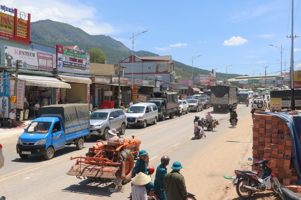 Quốc lộ 20 ách tắc nghiêm trọng do vụ tai nạn. (Ảnh: Chu Quốc Hùng/TTXVN)