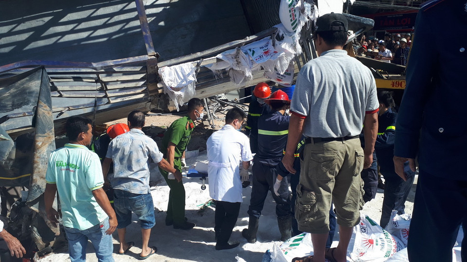 Hiện trường vụ tai nạn đang được lực lượng chức năng tỉnh Lâm Đồng xử lý khẩn trương để đưa các nạn nhân ra ngoài. (Ảnh: Đặng Anh Tuấn/TTXVN)