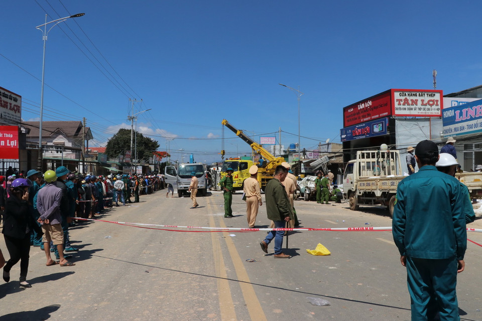 Cảnh sát phong tỏa hiện trường vụ tai nạn. (Ảnh: Chu Quốc Hùng/TTXVN)