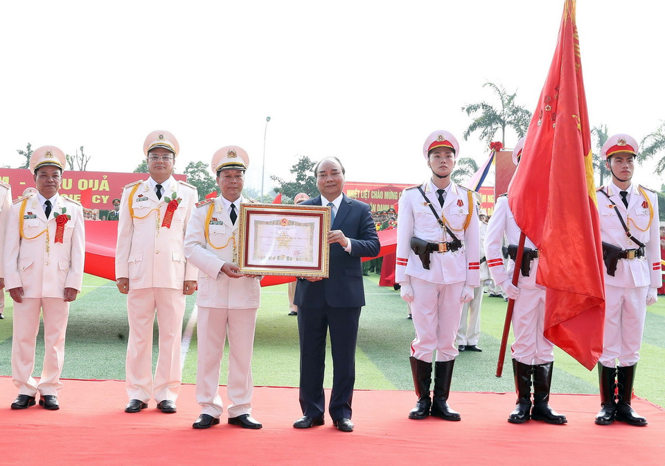 Thủ tướng Nguyễn Xuân Phúc trao danh hiệu Anh hùng Lực lượng vũ trang nhân dân thời kỳ kháng chiến chống Mỹ cứu nước của Chủ tịch nước tặng Học viện Cảnh sát nhân dân (Bộ Công an). (Ảnh: Thống Nhất/TTXVN)