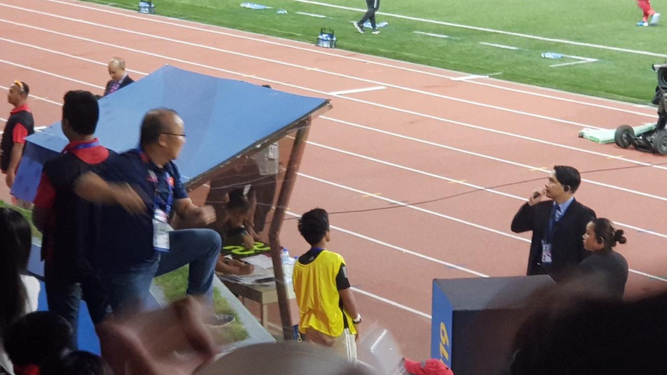 Mặc dù ngồi trên khán đài nhưng huấn luyện viên Park Hang-seo vẫn thể hiện phong thái quyết liệt trước các diễn biến của trận đấu. (Ảnh: PV/Vietnam+)