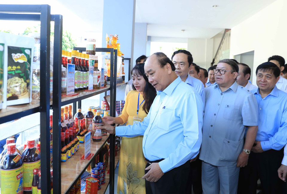 Thủ tướng Nguyễn Xuân Phúc và các biểu tham quan các gian hàng giới thiệu sản phẩm tại buổi đối thoại. (Ảnh: Thống Nhất/TTXVN)