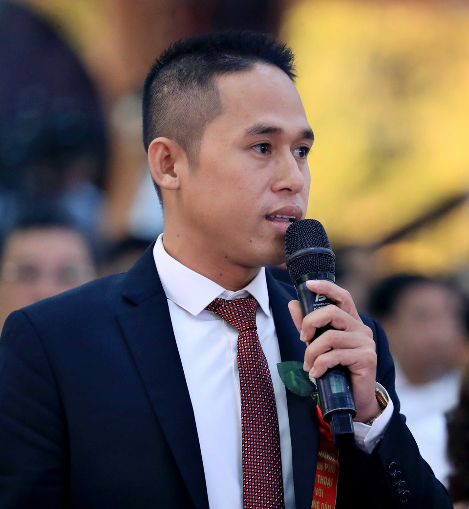 Ông Lê Văn Kháng, quận Hải Châu, Đà Nẵng đặt câu hỏi tại buổi đối thoại. (Ảnh: Thống Nhất/TTXVN)