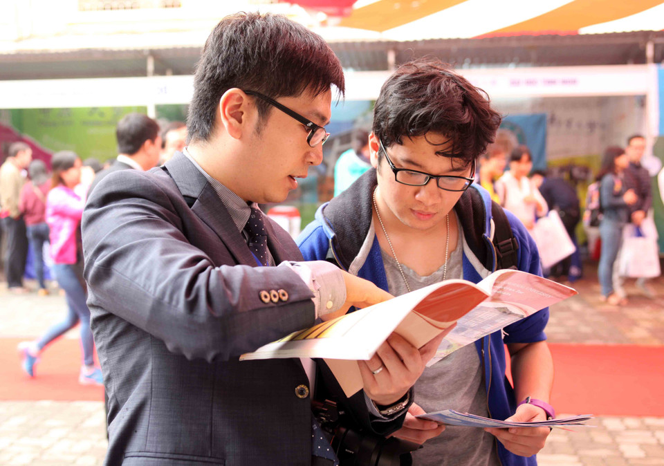 Tại triển lãm, các trường cũng công bố 100 suất học bổng trị giá từ 50% đến 100% giá trị khóa học. (Ảnh: Doãn Đức/Vietnam+)