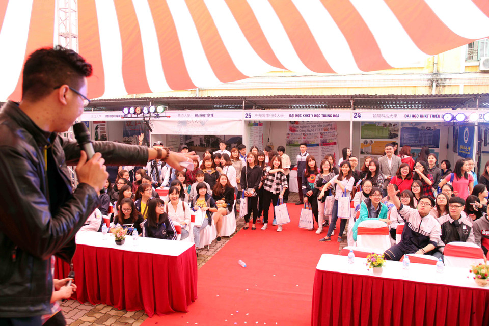 Bên cạnh các hoạt động tư vấn cung cấp thông tin chính, còn có các chương trình đố vui, bốc thăm trúng thưởng. (Ảnh: Doãn Đức/Việt Nam+)