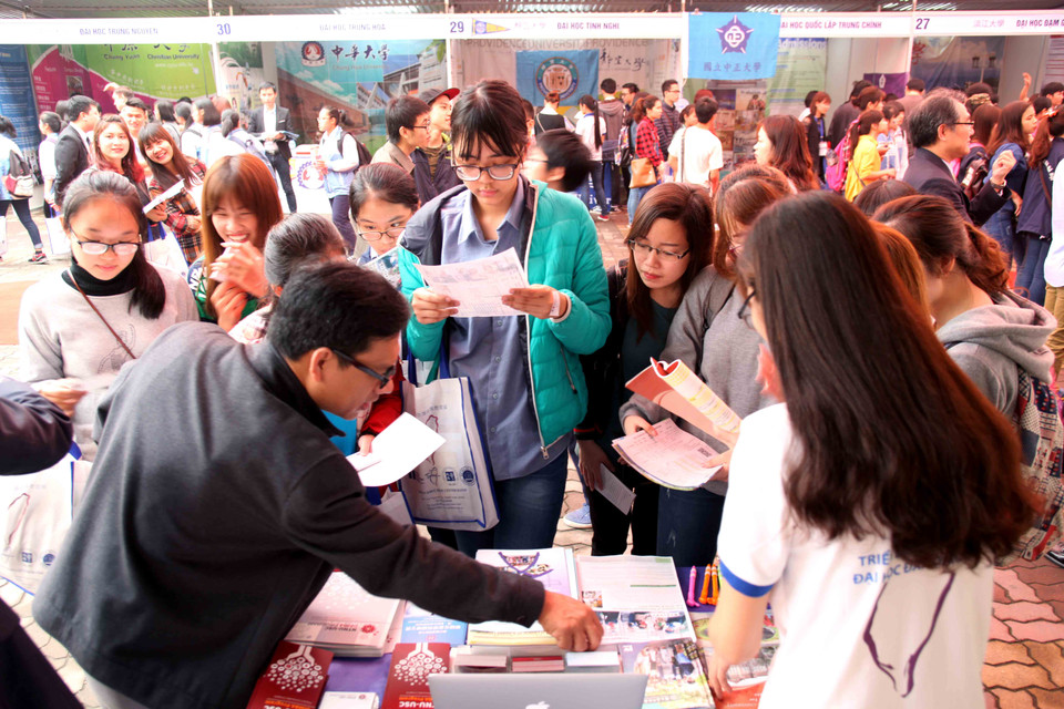 Đông đảo học sinh, sinh viên đến tìm hiểu thông tin tại các gian hàng của các trường tại Triển lãm Giáo dục Đài Loan. (Ảnh: Doãn Đức/Việt Nam+)