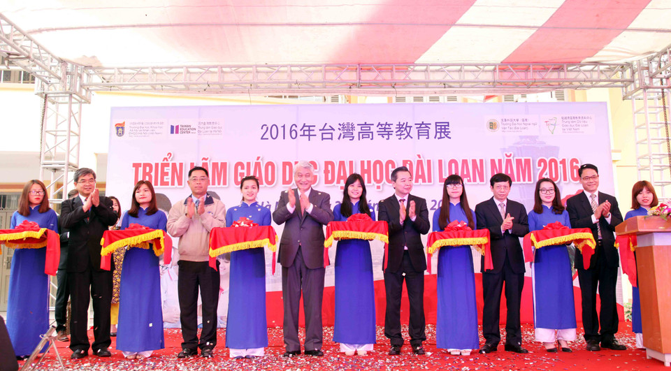 Triển lãm do Trường Đại học Khoa học Xã hội và Nhân văn (Đại học Quốc gia Hà Nội), Trung tâm Dữ liệu Giáo dục Đài Loan tại Việt Nam, Trung tâm Giáo dục Đài Loan tại Hà Nội... cùng phối hợp tổ chức. (Ảnh: Doãn Đức/Vietnam+)