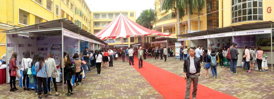 Triển lãm đã thu hút sự quan tâm của đông đảo các học sinh, sinh viên trên địa bàn Hà Nội. (Ảnh: Doãn Đức/Vietnam+)