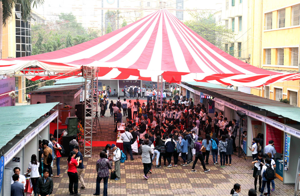 Đại diện của 38 trường trên khắp các vùng của Đài Loan đã trực tiếp tư vấn, cung cấp những thông tin hữu ích về chất lượng đào tạo, học bổng, điều kiện du học, giải đáp các thắc mắc. (Ảnh: Doãn Đức/Vietnam+)