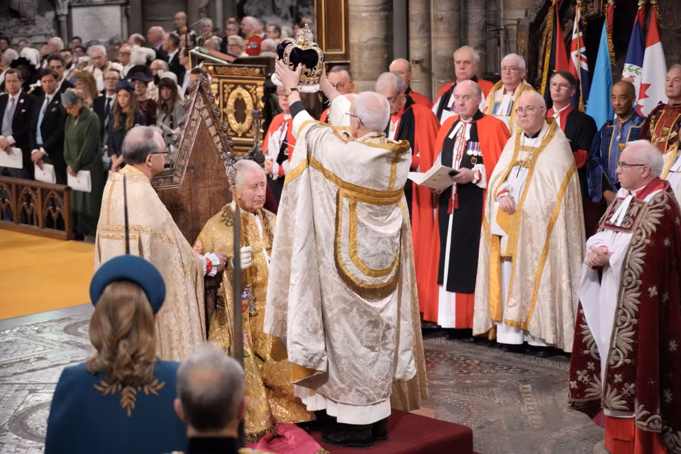 Ngày 6/5/2023, Lễ Đăng quang của Nhà Vua Anh Charles III cùng Hoàng hậu Camilla diễn ra trang trọng tại Tu viện Westminster, thủ đô London, tám tháng sau khi Nữ hoàng Elizabeth II qua đời và Thái tử Charles được tấn phong làm Vua Charles III hôm 10/9/2022. (Ảnh: THX/TTXVN)