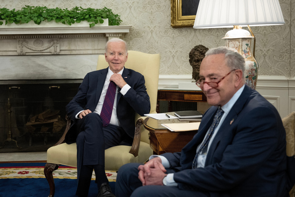 Ngày 9/5/2023, Tổng thống Mỹ Joe Biden và các nghị sỹ hàng đầu của hai đảng Dân chủ và Cộng hòa đã có cuộc thảo luận trực tiếp về vấn đề trần nợ công, trong bối cảnh thế bế tắc liên quan đến việc nâng giới hạn nợ trị giá 31.400 tỷ USD đang đe dọa đẩy nền kinh tế số 1 thế giới vào tình trạng vỡ nợ chưa từng có, nếu Quốc hội Mỹ không kịp thời hành động. (Ảnh: AFP/TTXVN)