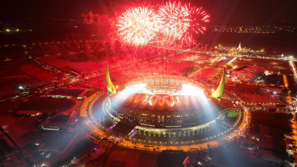 Ngày 5/5/2023, Lễ Khai mạc Đại hội Thể thao Đông Nam Á lần thứ 32 (SEA Games 32) diễn ra hoành tráng trên sân vận động quốc gia Morodok Techo ở Phnom Penh (Vương quốc Campuchia). Lễ khai mạc gồm ba chương nghệ thuật chính với nhiều tiết mục mang đậm bản sắc của nền văn hoá Angkor, tín ngưỡng Khmer kết hợp công nghệ ánh sáng hiện đại, hướng tới tinh thần của SEA Games 32 là "Thể thao: Sống trong Hoà bình." (Ảnh: THX/TTXVN)